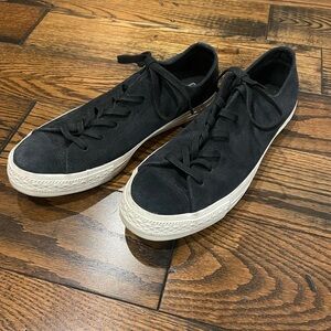 Converse Suède black shoes